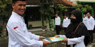 Penyerahan SK Kenaikan Pangkat dan Mutasi di Lingkungan Kemenag Kab. Temanggung