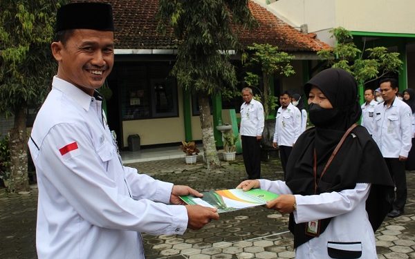 Penyerahan SK Kenaikan Pangkat dan Mutasi di Lingkungan Kemenag Kab. Temanggung