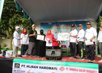 Dua Orang Peserta Jalan Sehat Kerukunan Raih Doorprize Umrah