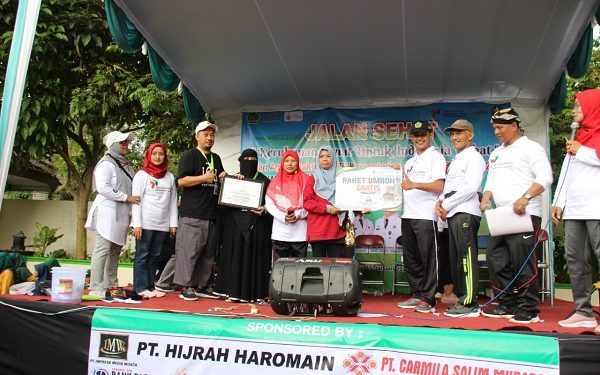 Dua Orang Peserta Jalan Sehat Kerukunan Raih Doorprize Umrah