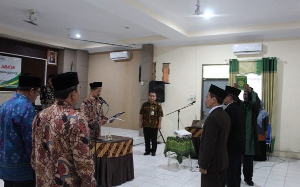 Kepala Kemenag Lantik Kepala Urusan Tata Usaha MTSN 2 Temanggung Dan MAN Temanggung