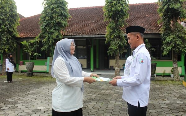 Kepala Kemenag Kab. Temanggung Serahkan SK Mutasi
