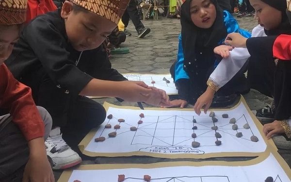 MIN 2 Temanggung Melestarikan Permainan Tradisonal