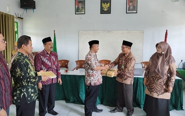Kepala Kankemenag Serahkan 2.635 Blangko Ijazah Jenjang MTs Tahun Pelajaran 2022/2023
