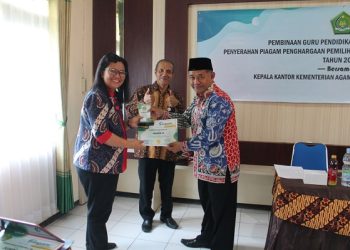 Penyerahan Piagam Penghargaan Pemilihan Penyuluh Agama Katolik Teladan Tahun 2023