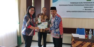 Penyerahan Piagam Penghargaan Pemilihan Penyuluh Agama Katolik Teladan Tahun 2023