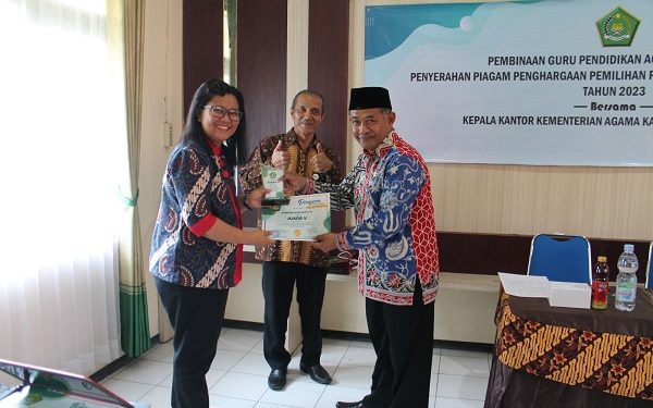 Penyerahan Piagam Penghargaan Pemilihan Penyuluh Agama Katolik Teladan Tahun 2023