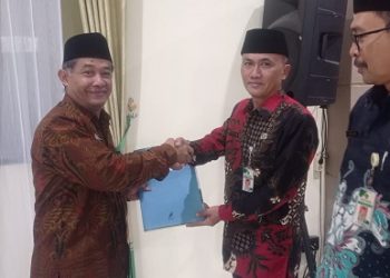 Kepala Kankemenag Temanggung Serahkan DIPA Tahun 2024 dan SK Pengelola Keuangan