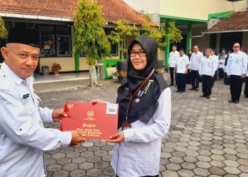 Kakankemenag Kab. Temanggung Serahkan Satyalancana Karya Satya