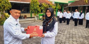 Kakankemenag Kab. Temanggung Serahkan Satyalancana Karya Satya