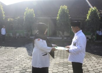 Kepala Kankemenag Kab. Temanggung Serahkan SK Purna Tugas