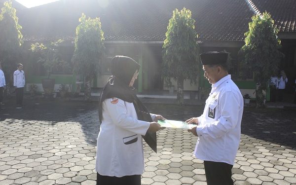 Kepala Kankemenag Kab. Temanggung Serahkan SK Purna Tugas
