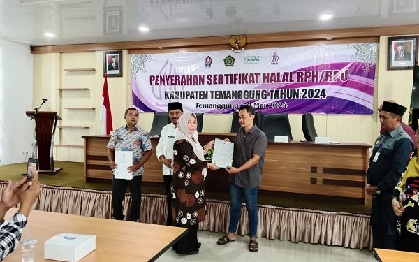 Penyerahan Sertifikat Halal RPH / RPU Kab.  Temanggung