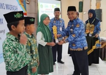 Kepala Kemenag Kab. Temanggung Serahkan Tropi Kejuaraan KSM Tingkat Kab. Temanggung