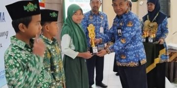 Kepala Kemenag Kab. Temanggung Serahkan Tropi Kejuaraan KSM Tingkat Kab. Temanggung