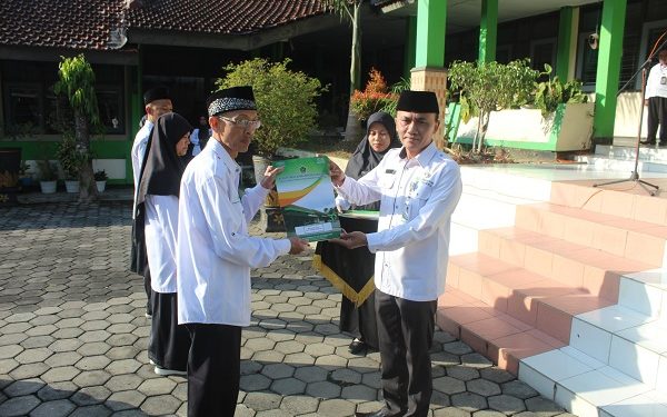 Penyerahan SK Pensiun dan SK Kenaikan Pangkat di Lingkungan Kemenag Kab. Temanggung