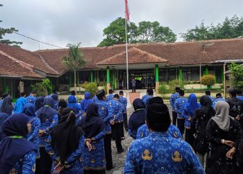 Upacara Penghormatan Bendera di Lingkunagan Kankemenag Kab. Temanggung