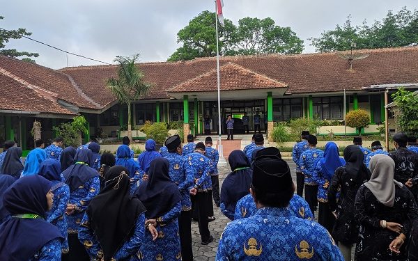 Upacara Penghormatan Bendera di Lingkunagan Kankemenag Kab. Temanggung