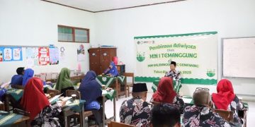 Kunjungan MIN 1 Temanggung ke Madrasah Binaan Adiwiyata MI Muhammadiyah Kalibanger Gemawang
