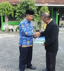 Penyerahan SK Pensiun di Lingkungan  Kemenag Kab. Temanggung