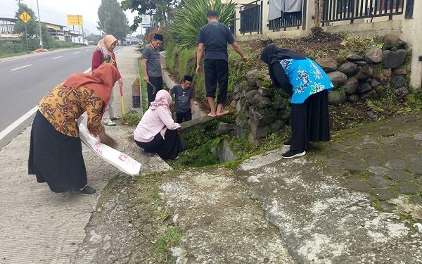 Antisipasi Banjir KUA Kecamatan Kledung Gelar Jum’at Bersih