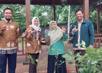MIN 1 Temanggung Menerima  Bantuan Bibit Pohon Buah-Buahan dari DPRKPLH