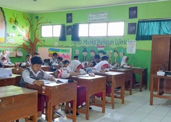 MIN 2 Temanggung Ajak Siswa Cinta Membaca Lewat Kegiatan Selisik (Selasa Literasi Asyik)