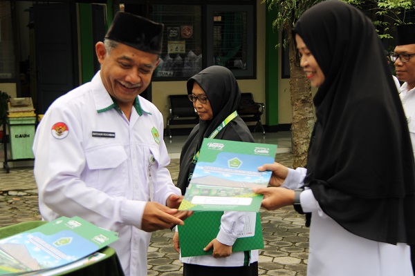 12 Orang ASN Kemenag Kab. Temanggung Terima SK Kenaikan Pangkat