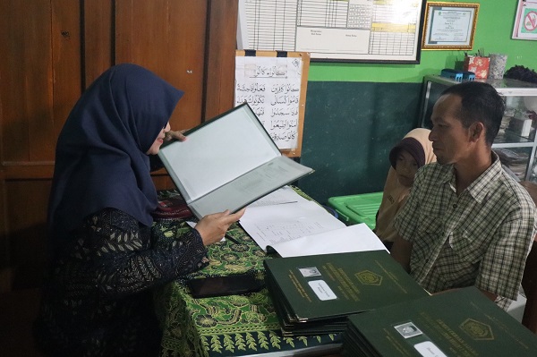 MIN 2 Temanggung Dukung Program GEMAR, Ayah Turut Ambil Rapor Siswa