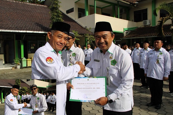 Penyerahan SK Pensiun Di Lingkungan Kemenag Kab. Temanggung