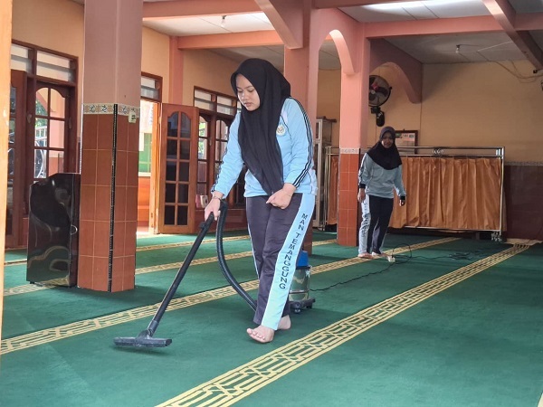 Aksi Bersih Sampah Rumah Ibadah di Masjid Al-Ikhlas MAN Temanggung