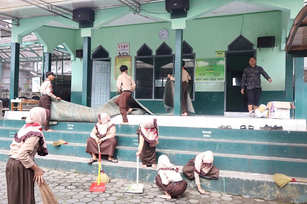 MIN 2 Temanggung Laksanakan Bersih-Bersih Tempat Ibadah