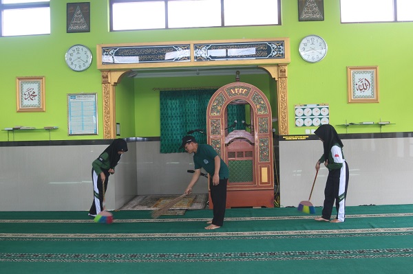 MTsN 2 Temanggung Dukung Gerakan Nasional Aksi Bersih Rumah Ibadah