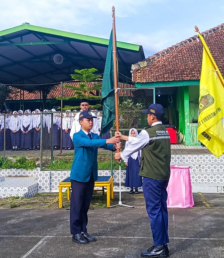 MTsN 1 Temanggung Gelar Upacara Bendera Sekaligus Pelantikan Pengurus OSIS Masa Bakti 2026