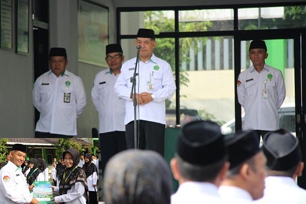 Kemenag Temanggung Serahkan SK Purna Tugas dan Kenaikan Pangkat