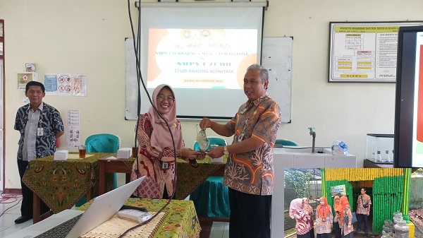 Kunjungan Tim Adiwiyata MTsN 2 Temanggung ke SMPN 1 Jumo dalam Rangka Menuju Adiwiyata Mandiri