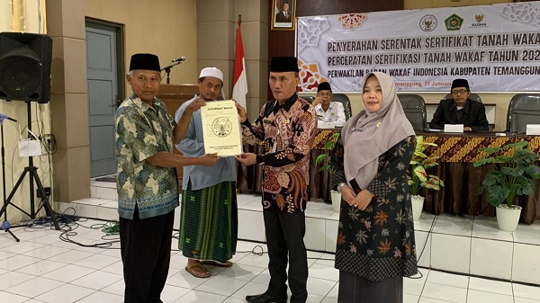 Penyerahan Sertifikat Tanah Wakaf oleh Perwakilan BWI Kabupaten Temanggung