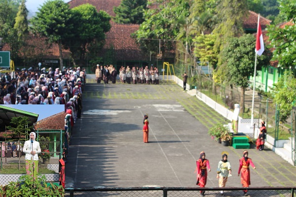 Hari Kartini, MTsN 1 Temanggung Hadirkan Wakil Bupati sebagai Pembina Upacara