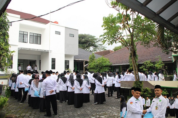 Apel Pagi Kemenag Temanggung Diwarnai Penyerahan SK Kenaikan Pangkat dan Pelepasan Pegawai Calon Jamaah Haji