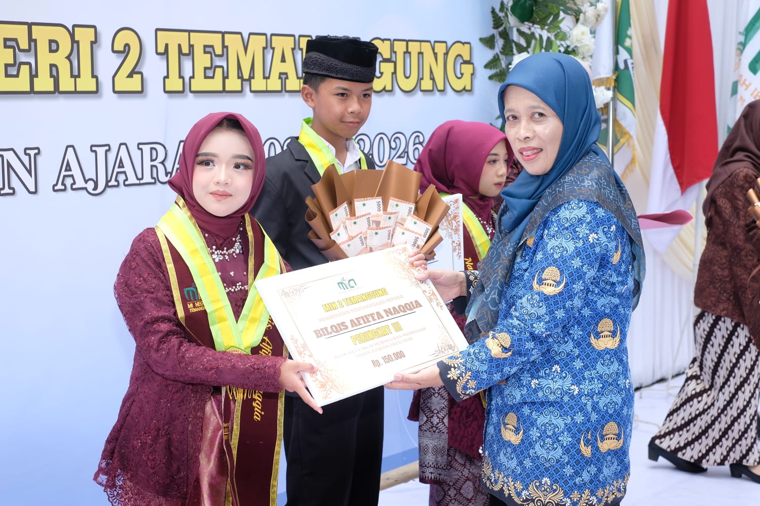 Pelepasan Siswa Kelas VI dan Wisuda Tahfidz Angkatan V MIN 2 Temanggung Berlangsung Khidmat dan Penuh Haru