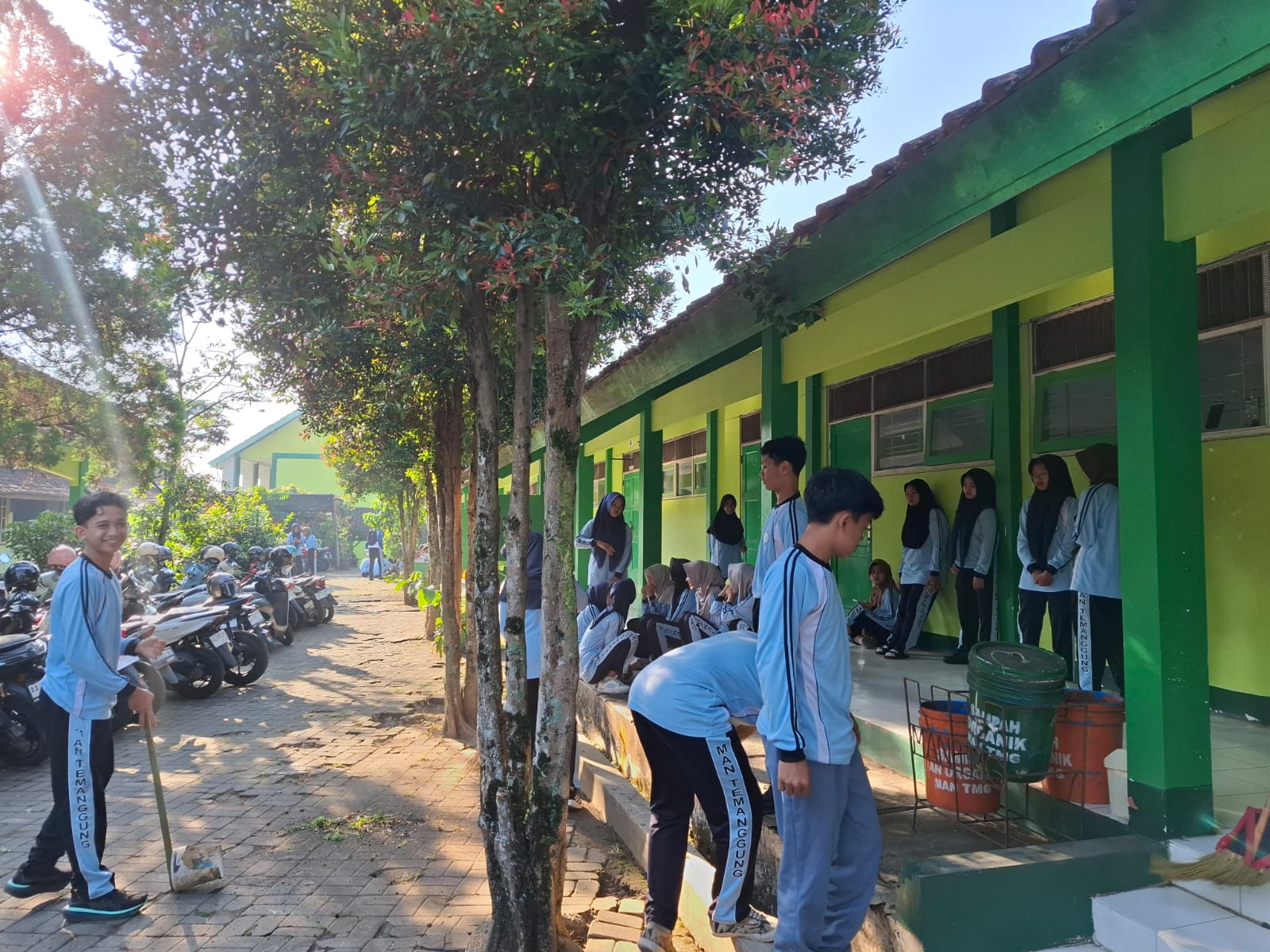 MAN Temanggung Gelar Aksi Bersih Lingkungan Peringati Hari Lingkungan Hidup Sedunia 2026