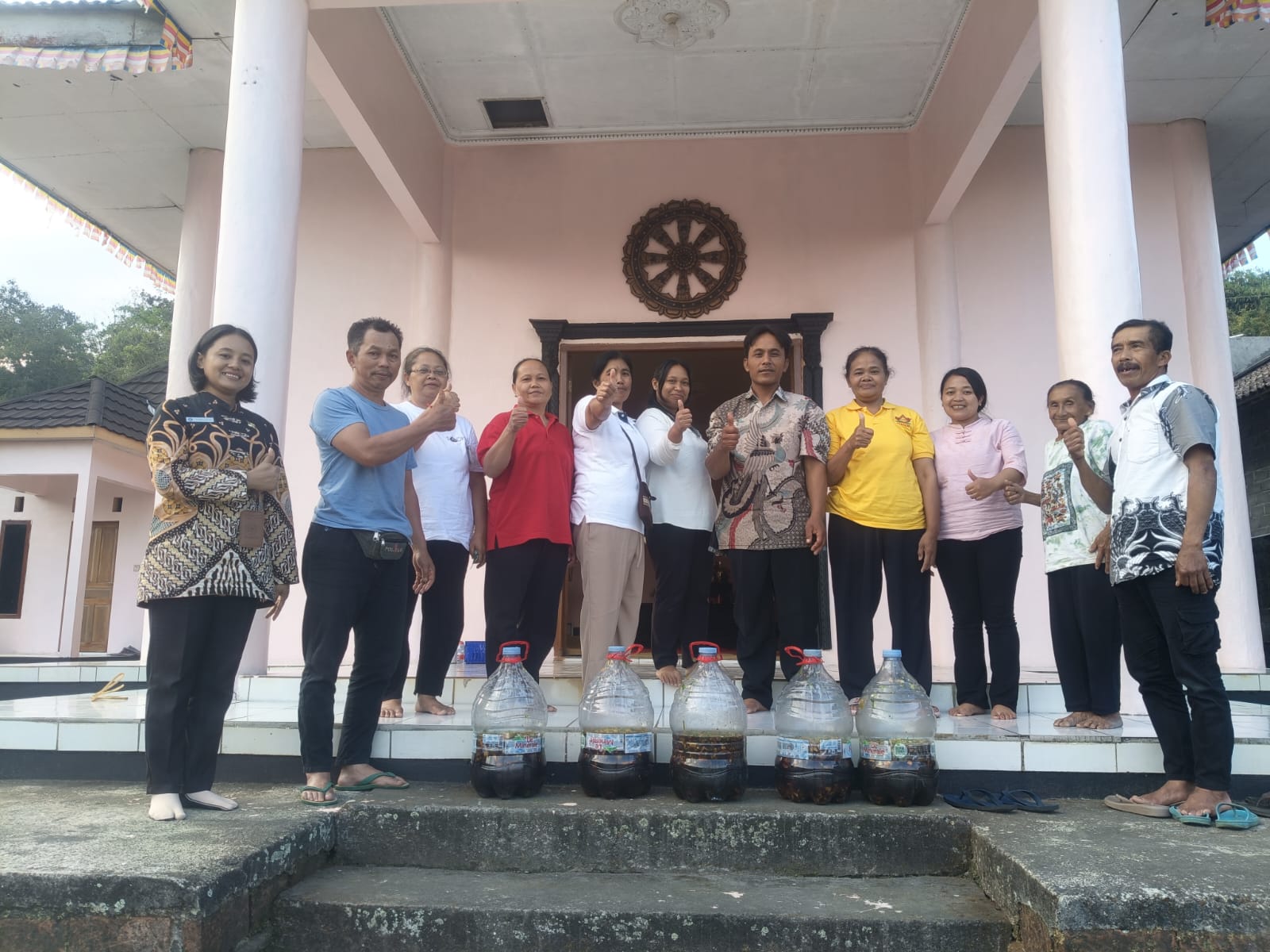 Penyuluh Buddha Kemenag Temanggung Ajak Umat Terapkan Ekotologi Buddhis Melalui Pembuatan Eco Enzyme