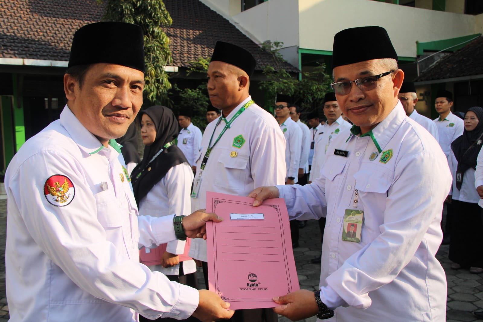 Kasubbag TU Serahkan SK Purna Tugas dan Kenaikan Pangkat pada Apel Pagi Kemenag Temanggung