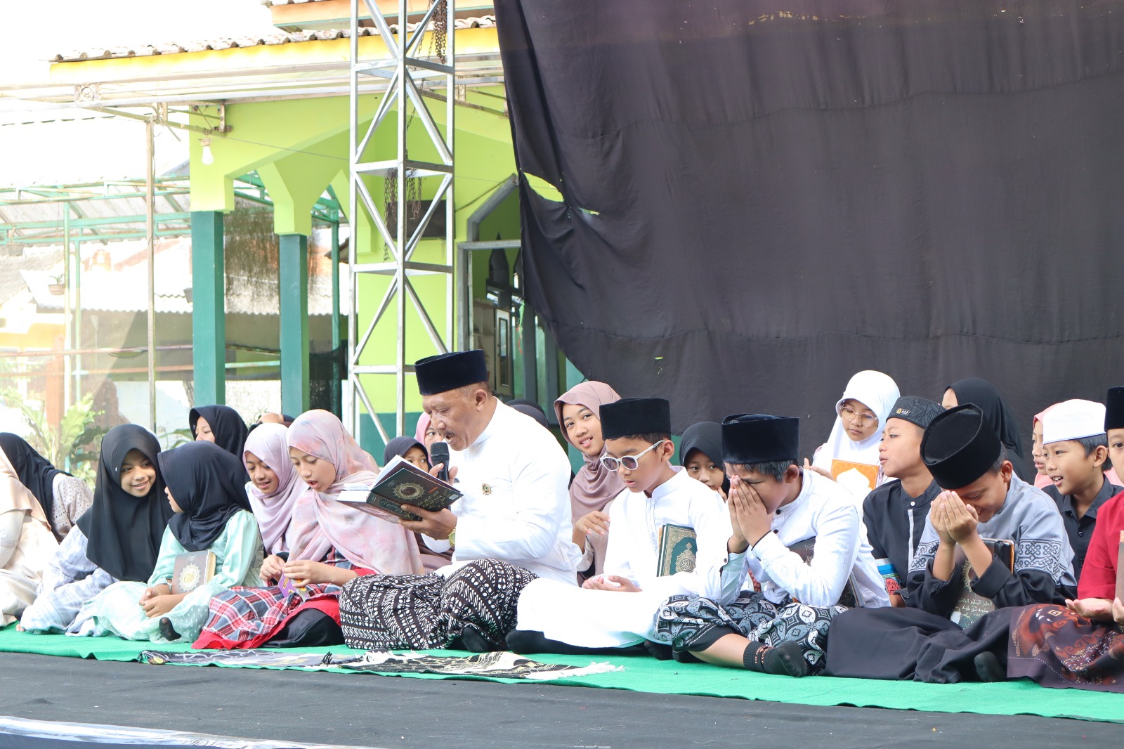 Hari Pertama Peringatan HUT ke-63 MIN 2 Temanggung, murid Ikuti Khotmil Qur’an dan Surat Curahan Hati