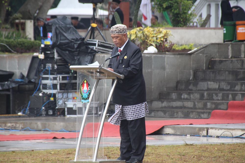 Khidmat dan Penuh Harapan, Kepala Kemenag Temanggung Pandu Doa HUT RI ke-81 di Alun-Alun