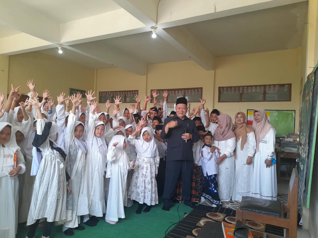KUA Selopampang Jadi Pemateri Peringatan Maulid Nabi Muhammad SAW di MI Darul Falah Bolong Ngaditirto