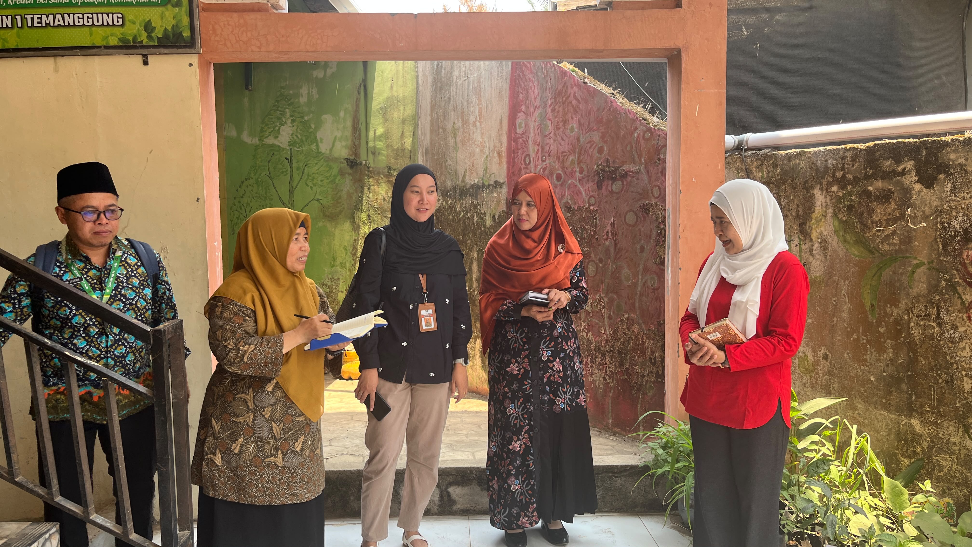 Kunjungan DPRKLH, Bekal MIN 1 Temanggung Menuju Adiwiyata Mandiri