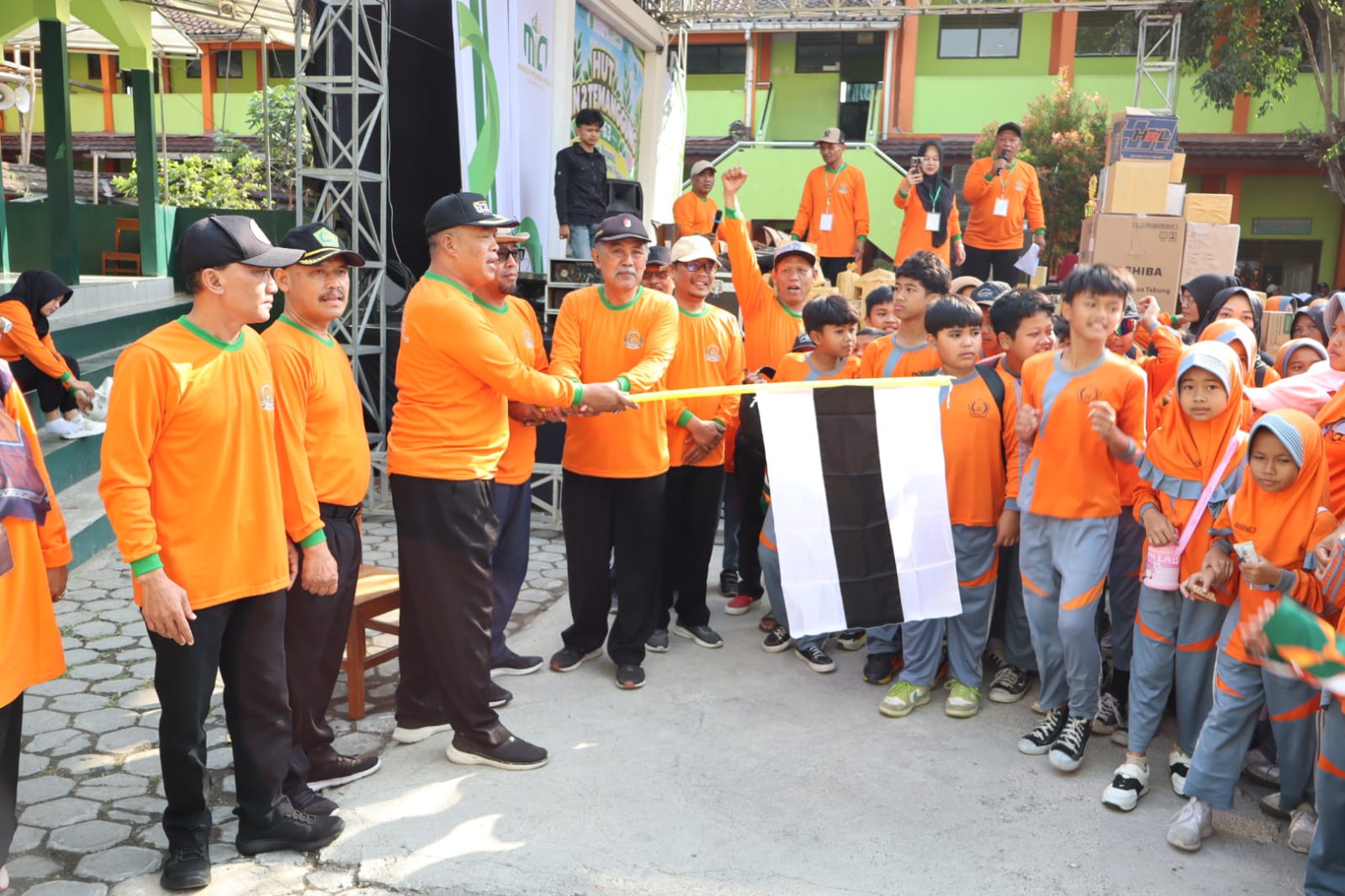 HUT ke-63 MIN 2 Temanggung Meriah dengan Jalan Santai dan Ceremony