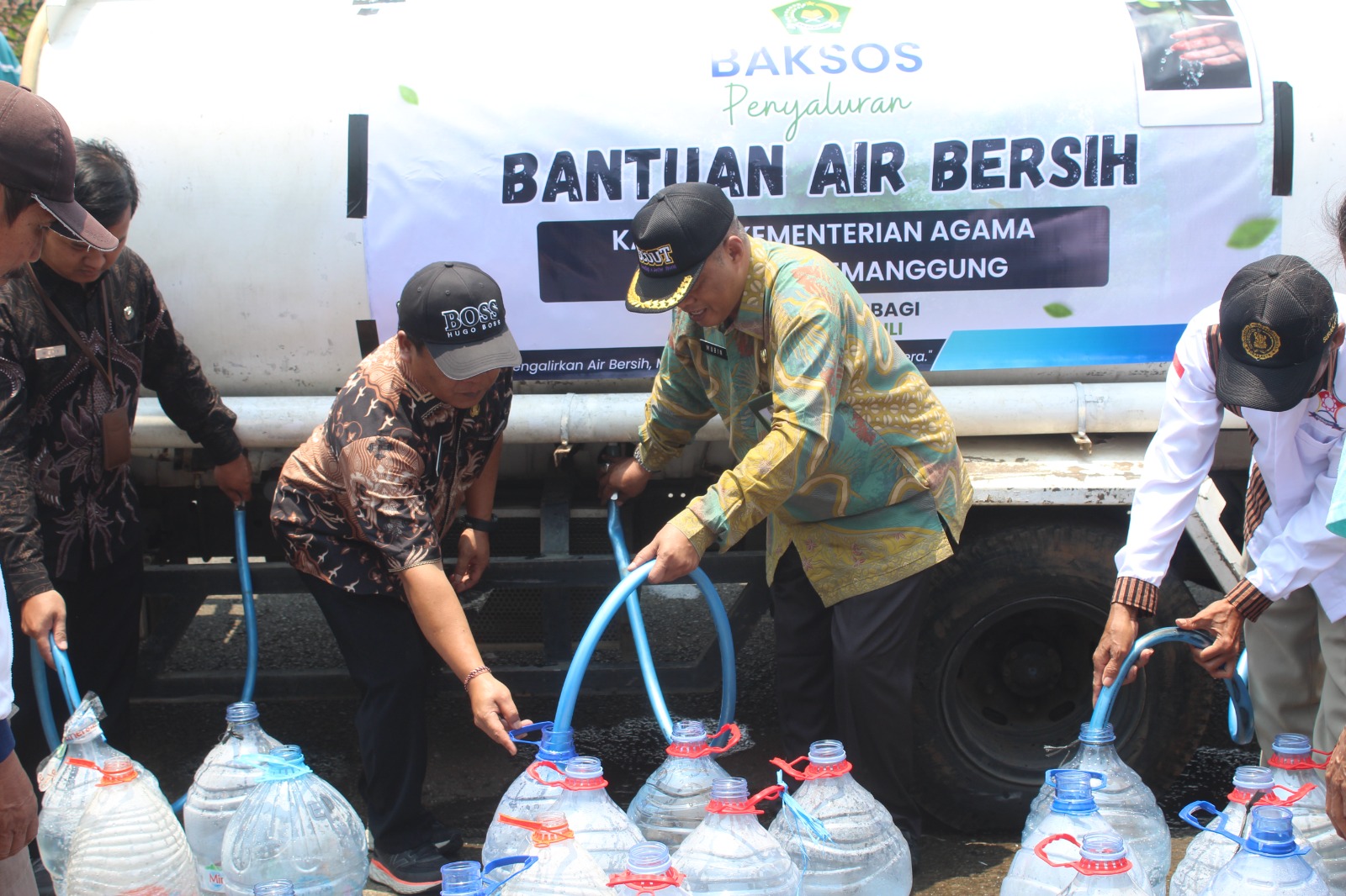 Kemenag Temanggung Salurkan Bantuan Air Bersih untuk Warga Bugen